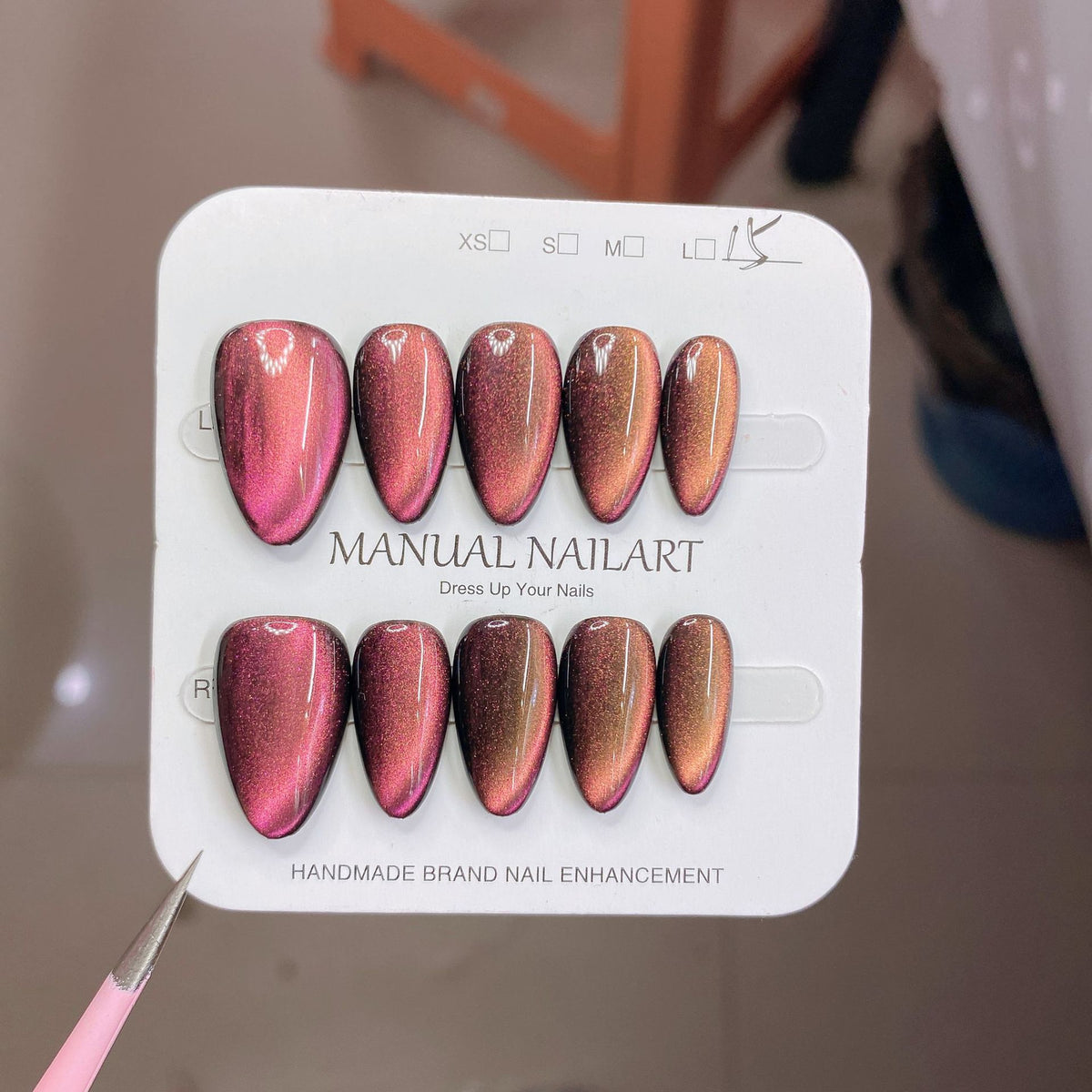 Conseils d'art sur ongles de gel appliqués à la main pour le séchage UVLED