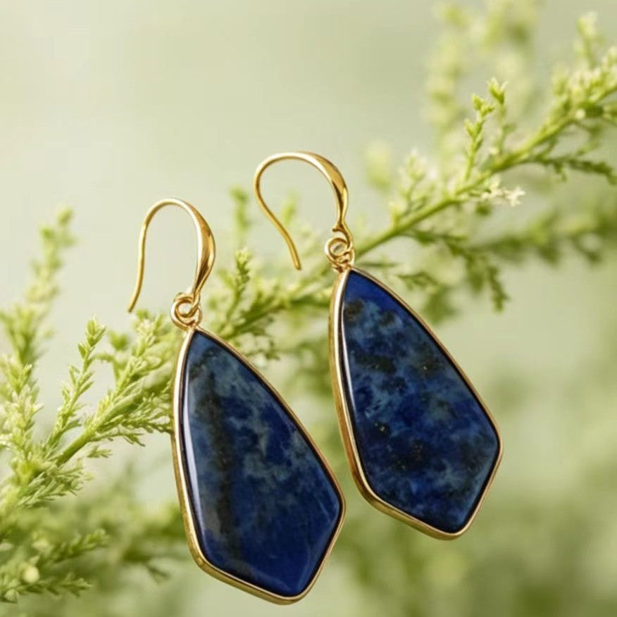 Drop en pierre naturelle avec des boucles d'oreilles en pierre de forme irrégulière