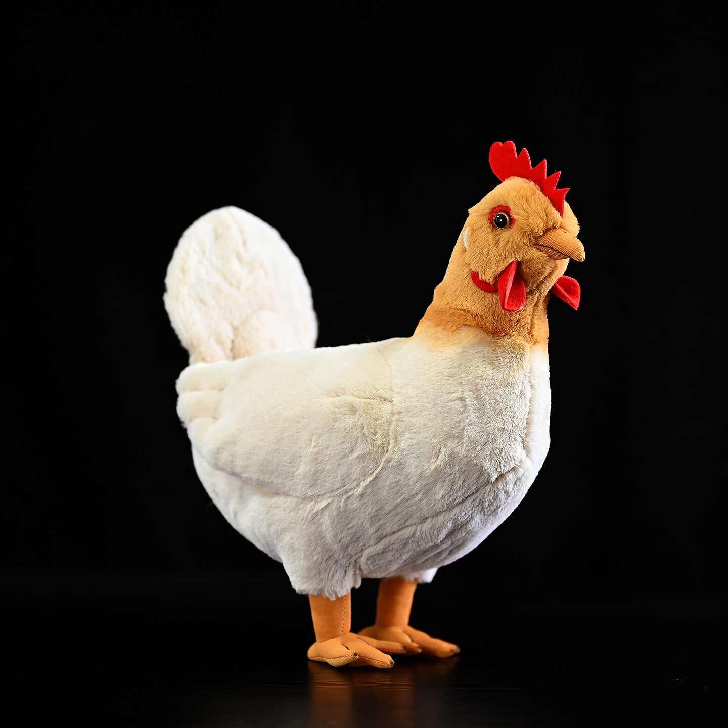 La poupée en peluche de Hen est mignonne