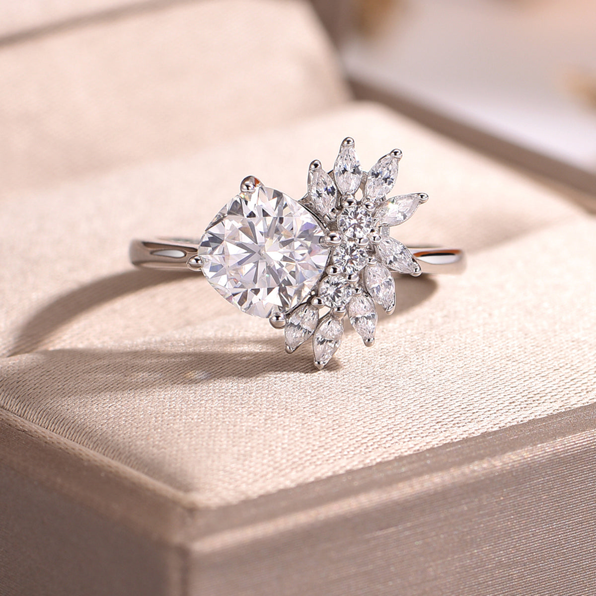 S925 Argent Sterling 7x7mm Coussin Moissanite Anneau 2ct D Couleur VVS1 Starburst Cluster Plat