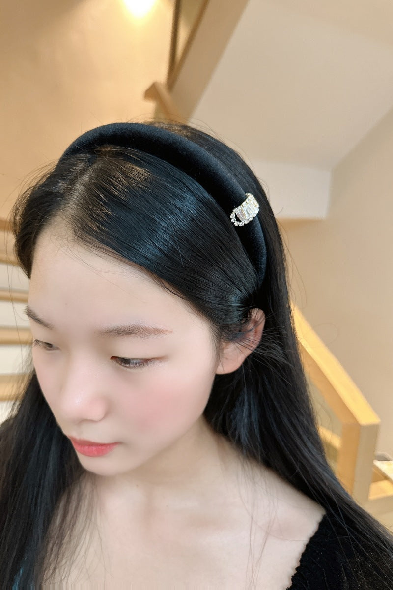 Haut de gamme Sophisticated Velvet Narrow Headband avec Strass et éponge Pading