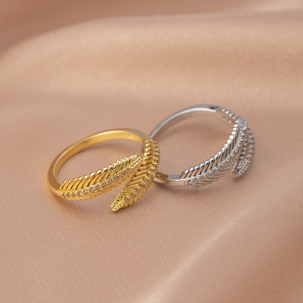 Anneau haut de gamme luxureux et clair avec Zirconia cubique dans une bande plate