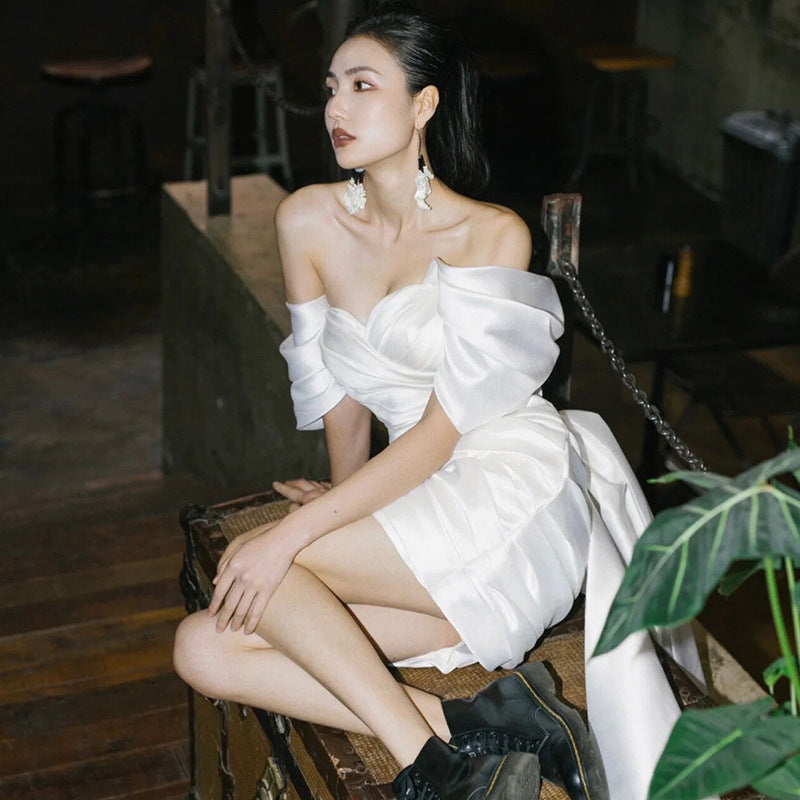 Modèle court en robe de fiançailles couleur blanche