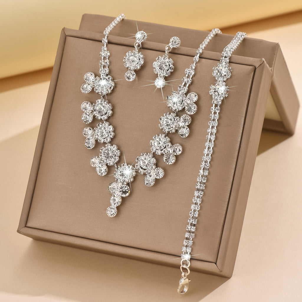 Collier de fleur de strass ultra brillant