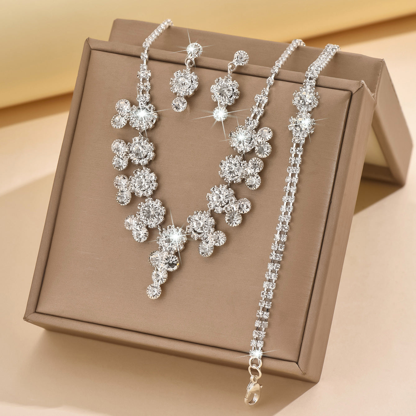 Collier de fleur de strass ultra brillant
