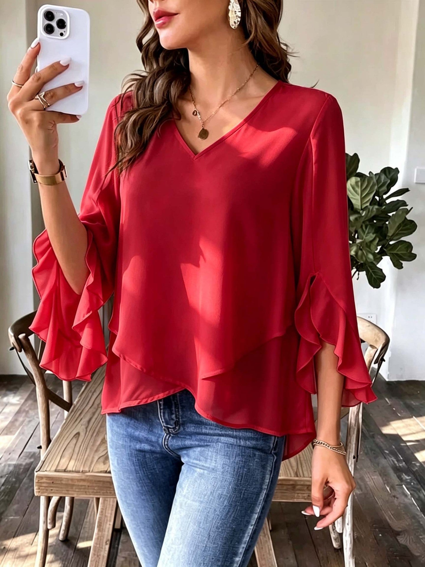 Top femme à col V avec manches volantes