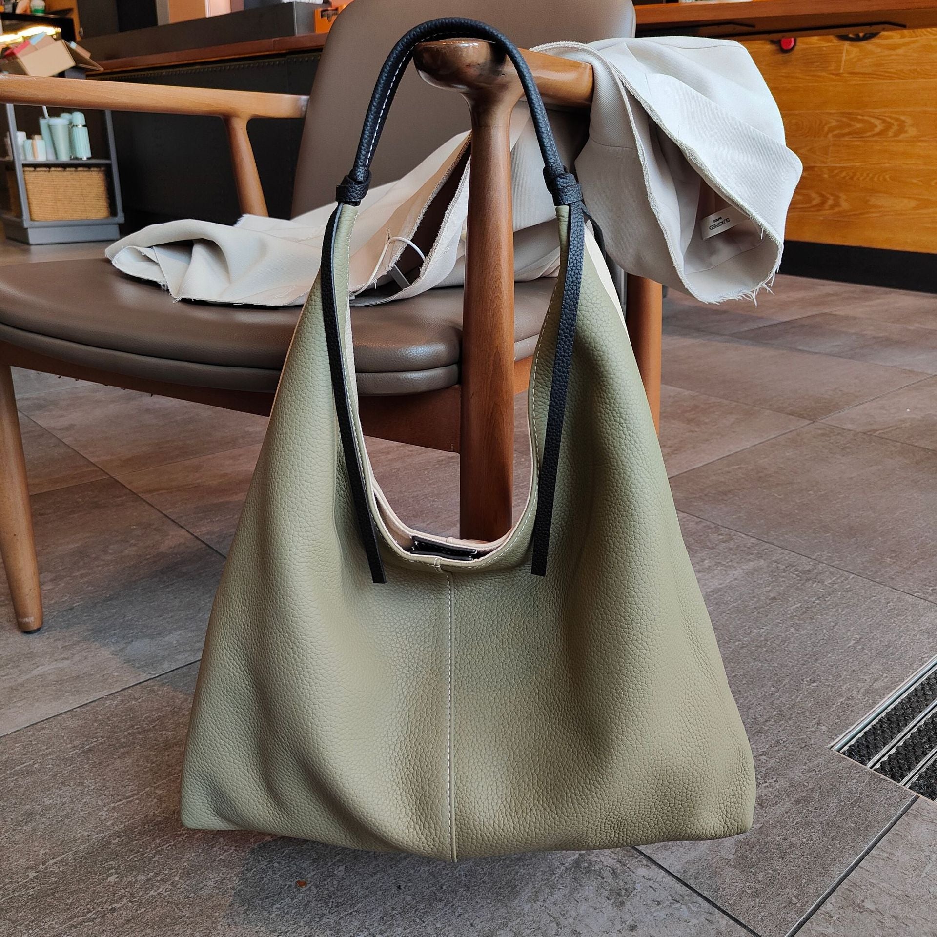 Sac à épaule en cuir pleine fleur de forme Niche