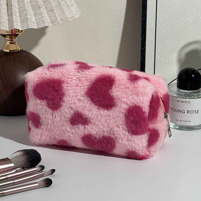 Sac de maquillage mignon et élégant avec une peluche en forme de cœur design grande capacité et portable
