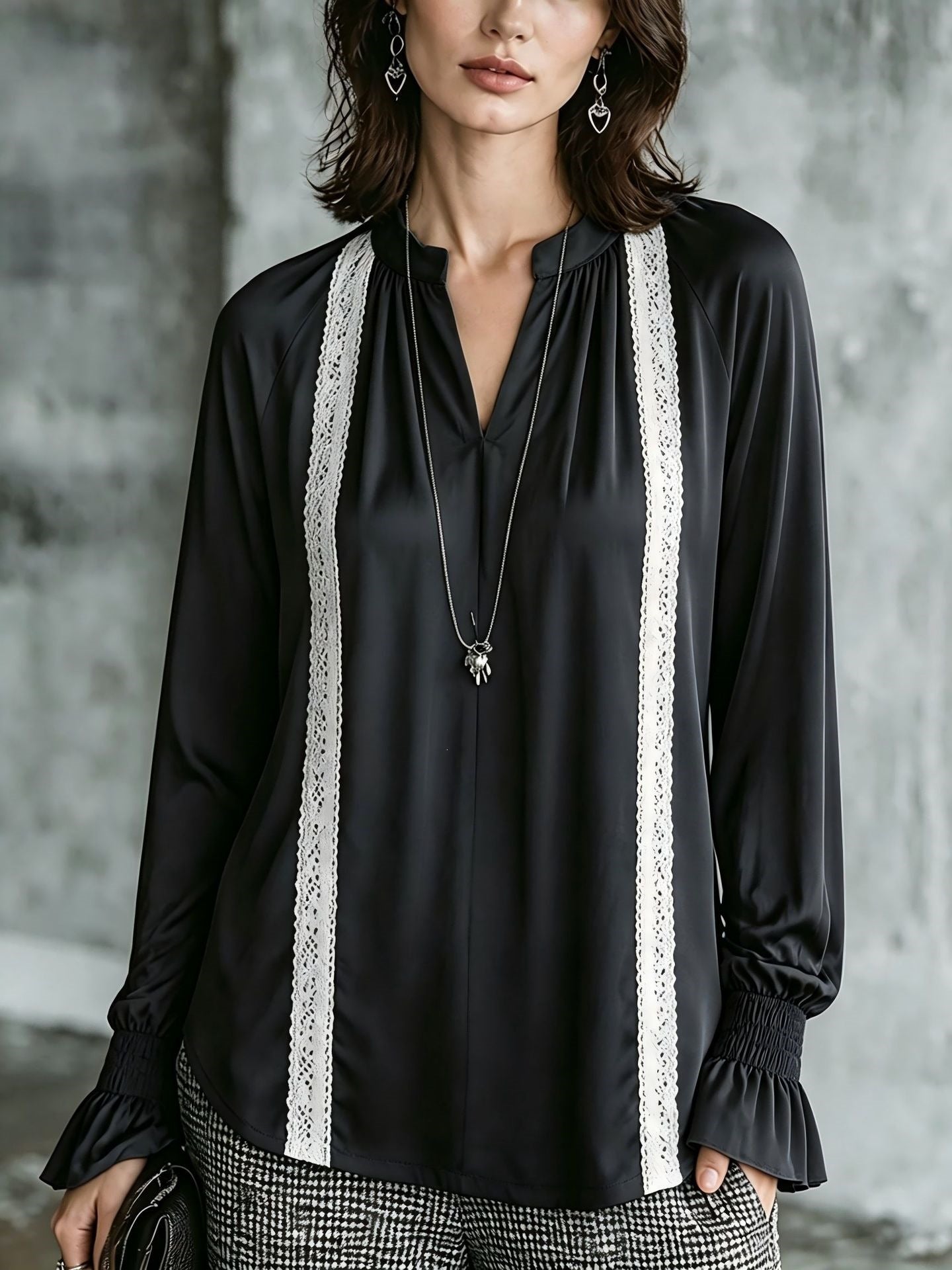 Top femme à manches longues tendance avec la dentelle