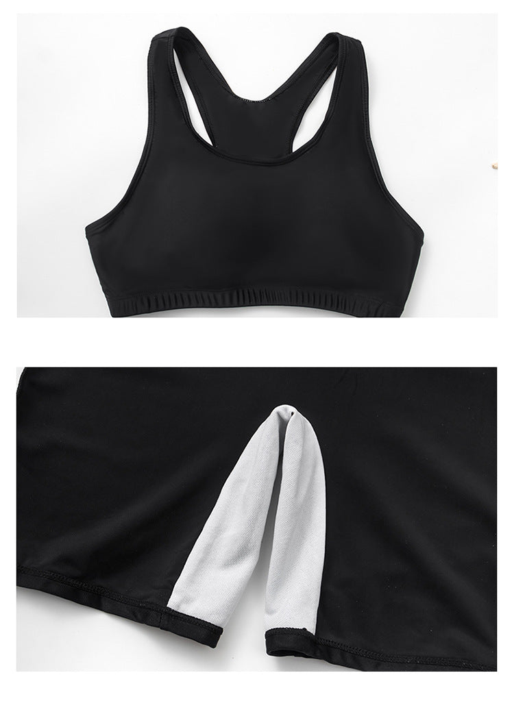 Les filles apprennent à nager dans les maillots de bain et l'exercice conservateur