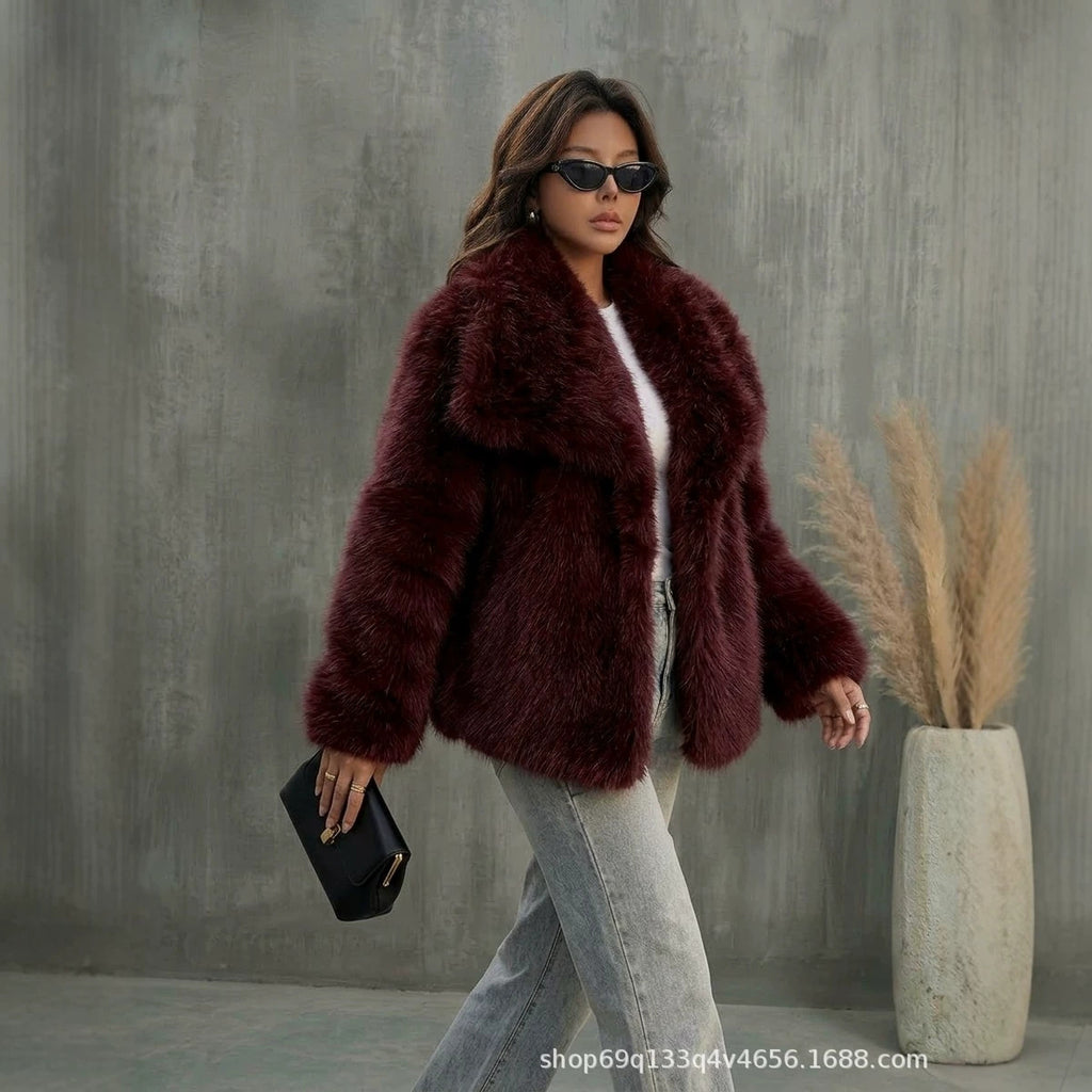 Manteau court fashionable pour femmes avec un grand lapel