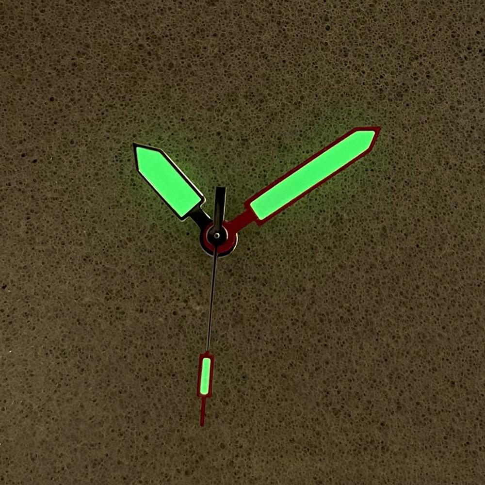 Montres mains rouges et blanches en forme d'épée avec revêtement lumineux vert