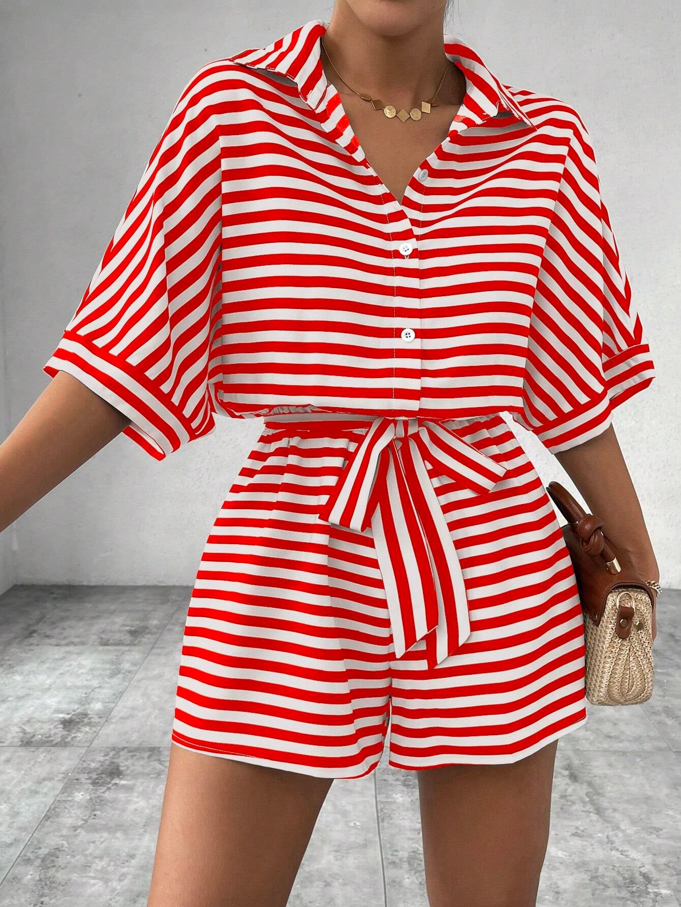 Maillot de saut rayé d'été doté d'un style de cardigan front-bouton de collier de lapel