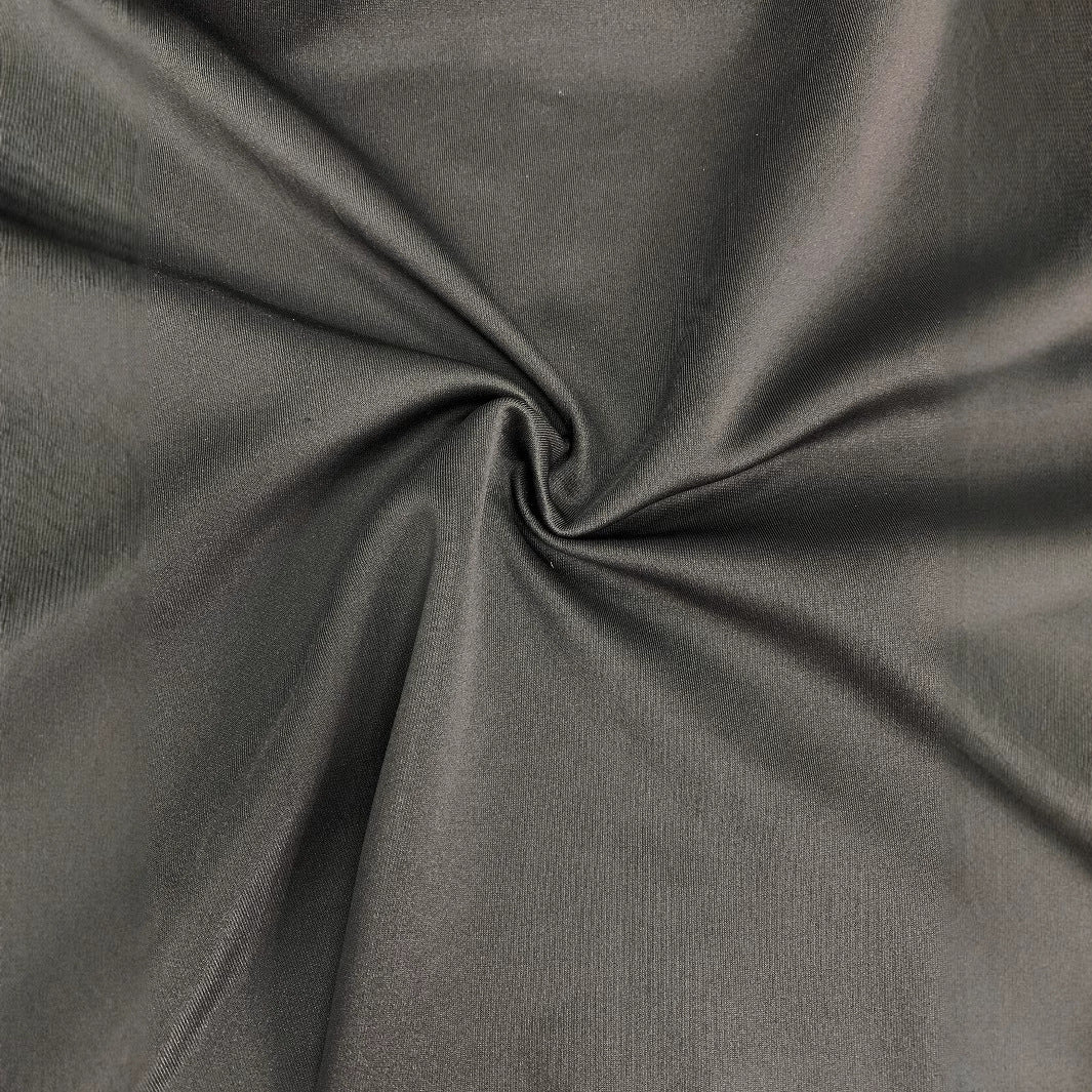 Robe noire à une épaule à fente