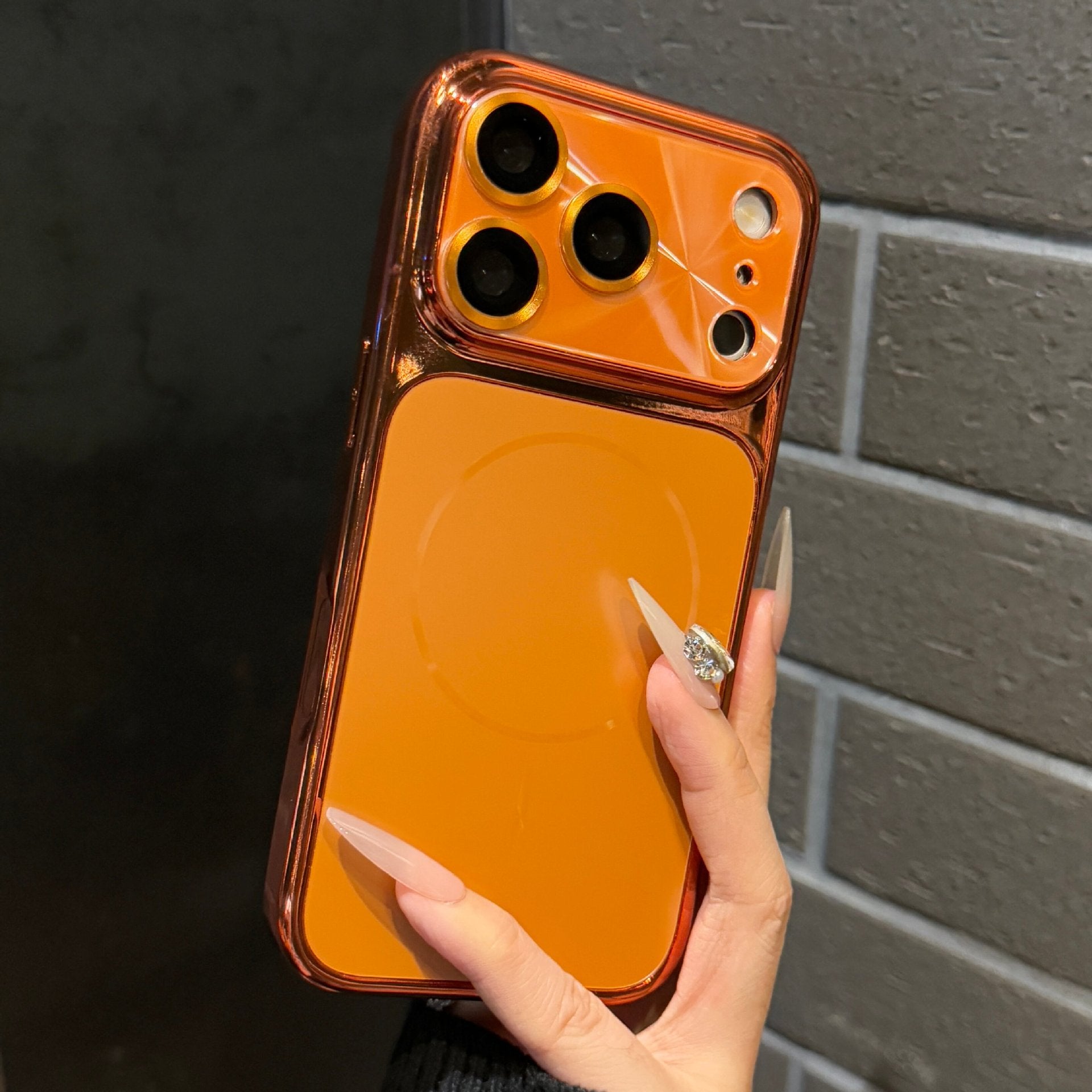 Cas téléphonique avec un protège-objectif intégré
