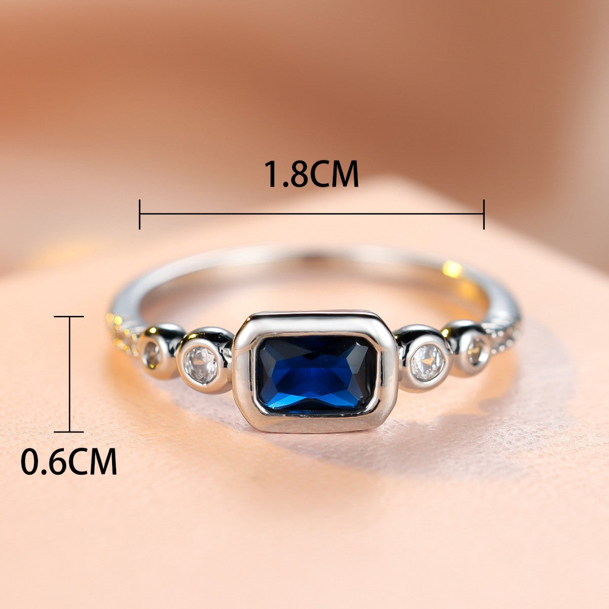 Simple saphir bleu rectangulaire et bague Zircon