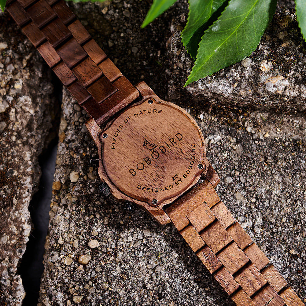 Vieille montre en bois pour jeunes hommes