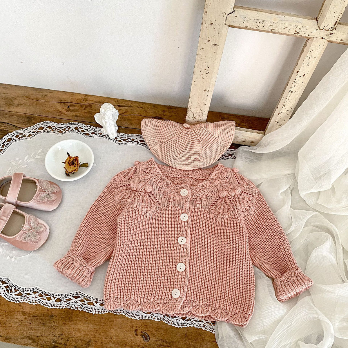 Manteau de cardigan en dentelle tricotée pour bébé