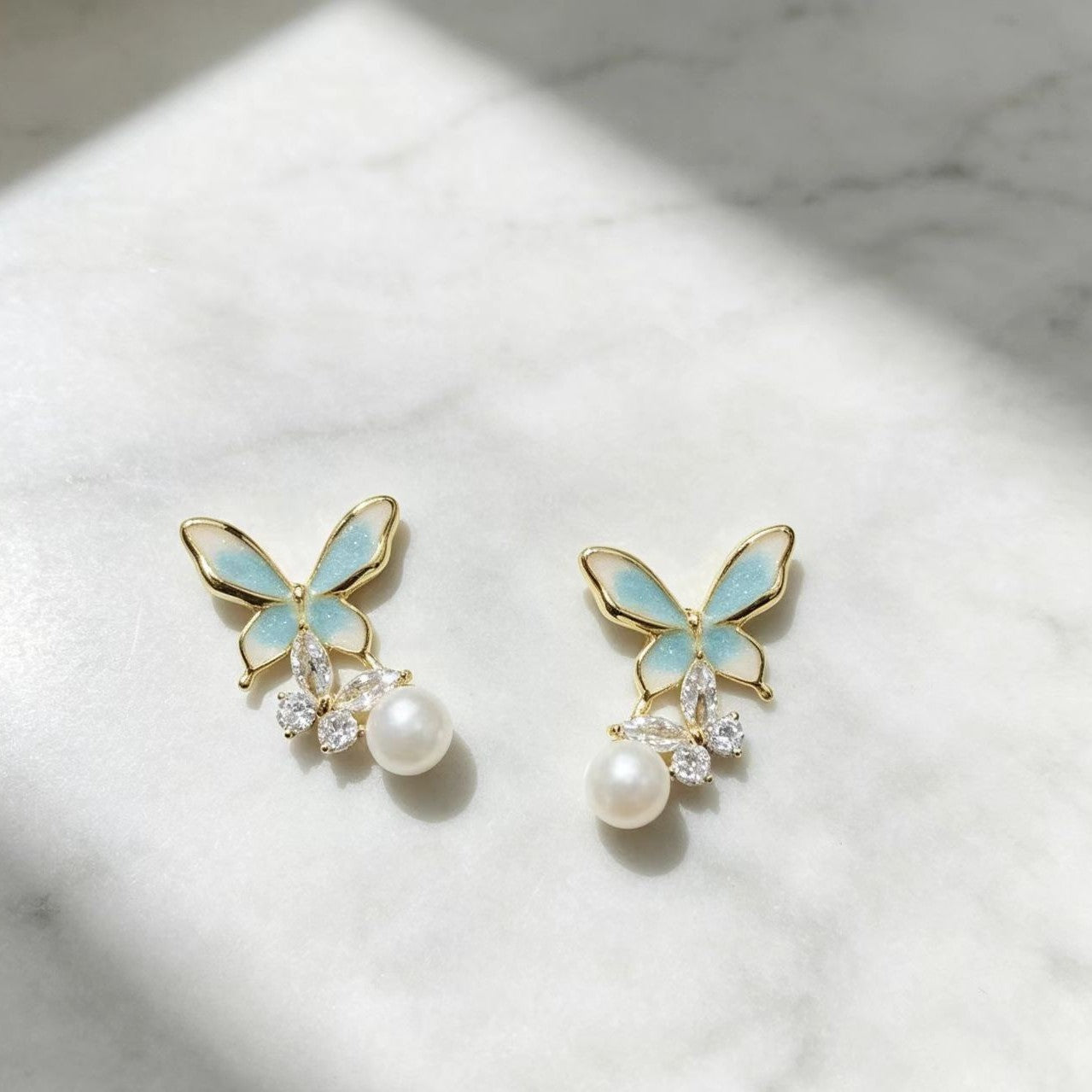Boucles d'oreilles Élégantes à aiguilles en argent haut de gamme Pearl Butterfly