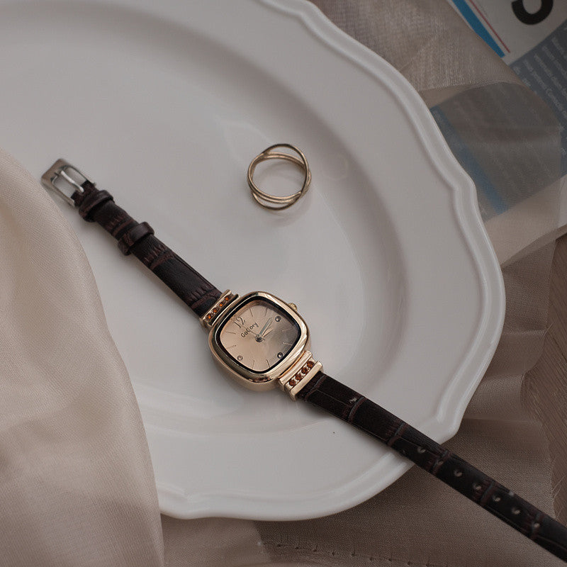 Montre femme de style rétro avec un design minimaliste Petite Square