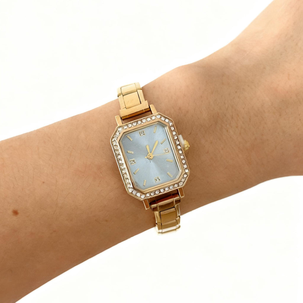 Montre carrée élégante pour les femmes avec un design chic embelli par le diamant