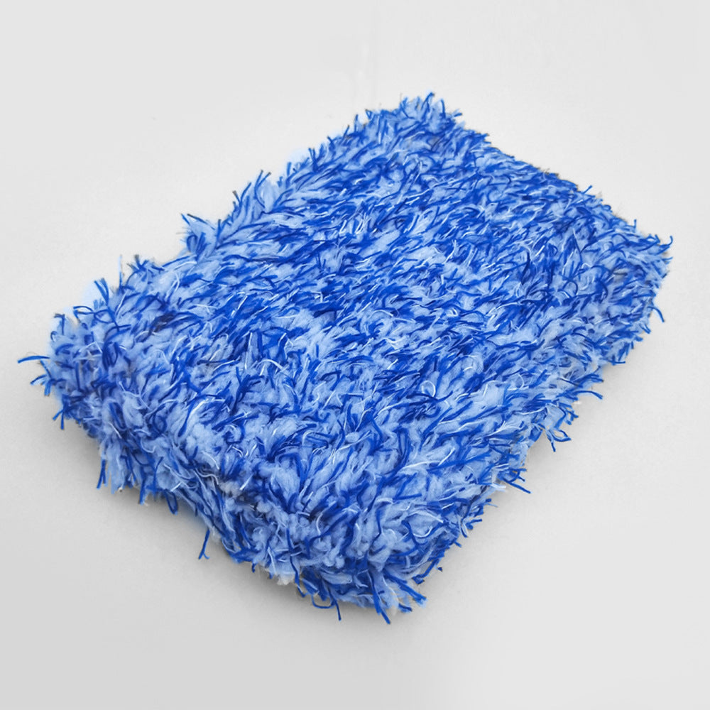 Laver l'éponge en microfibre de linge en peluche en absorbant l'eau