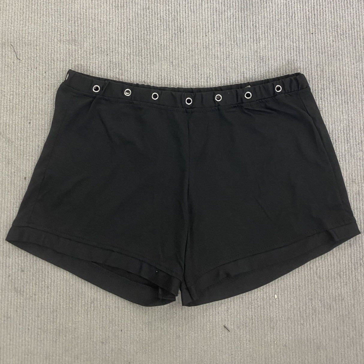 Short à rivet décoré pour femmes de couleur solide
