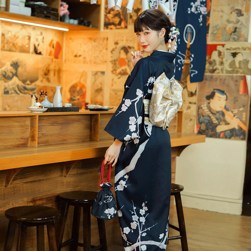 Kimono japonais traditionnel avec des motifs de fleur de cerise