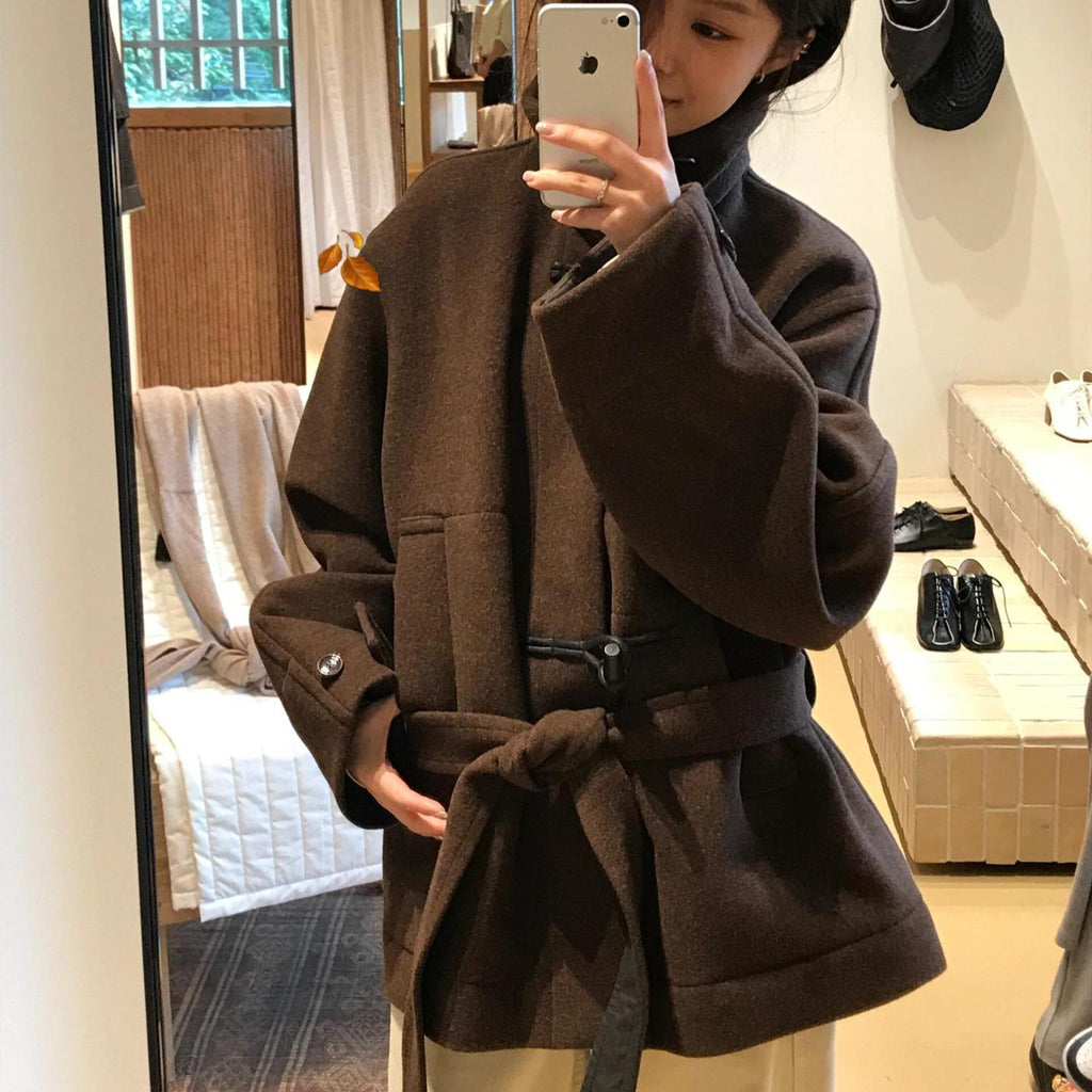 Manteau à col élevé pour femmes avec fermeture de bouton Horn