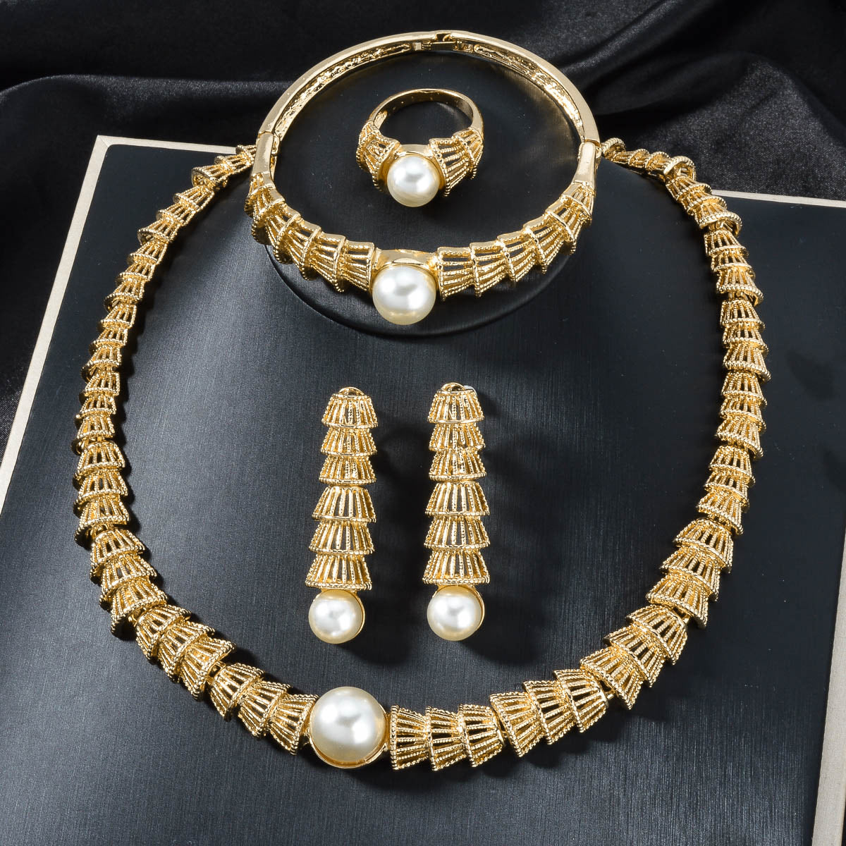 Bijoux vintage en or Perle creuse Ensemble à quatre pièces
