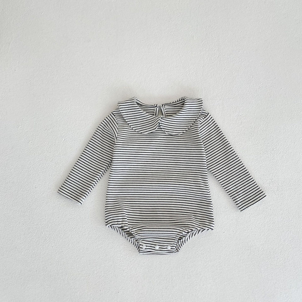 Collier de poupée de petite fille à manches longues