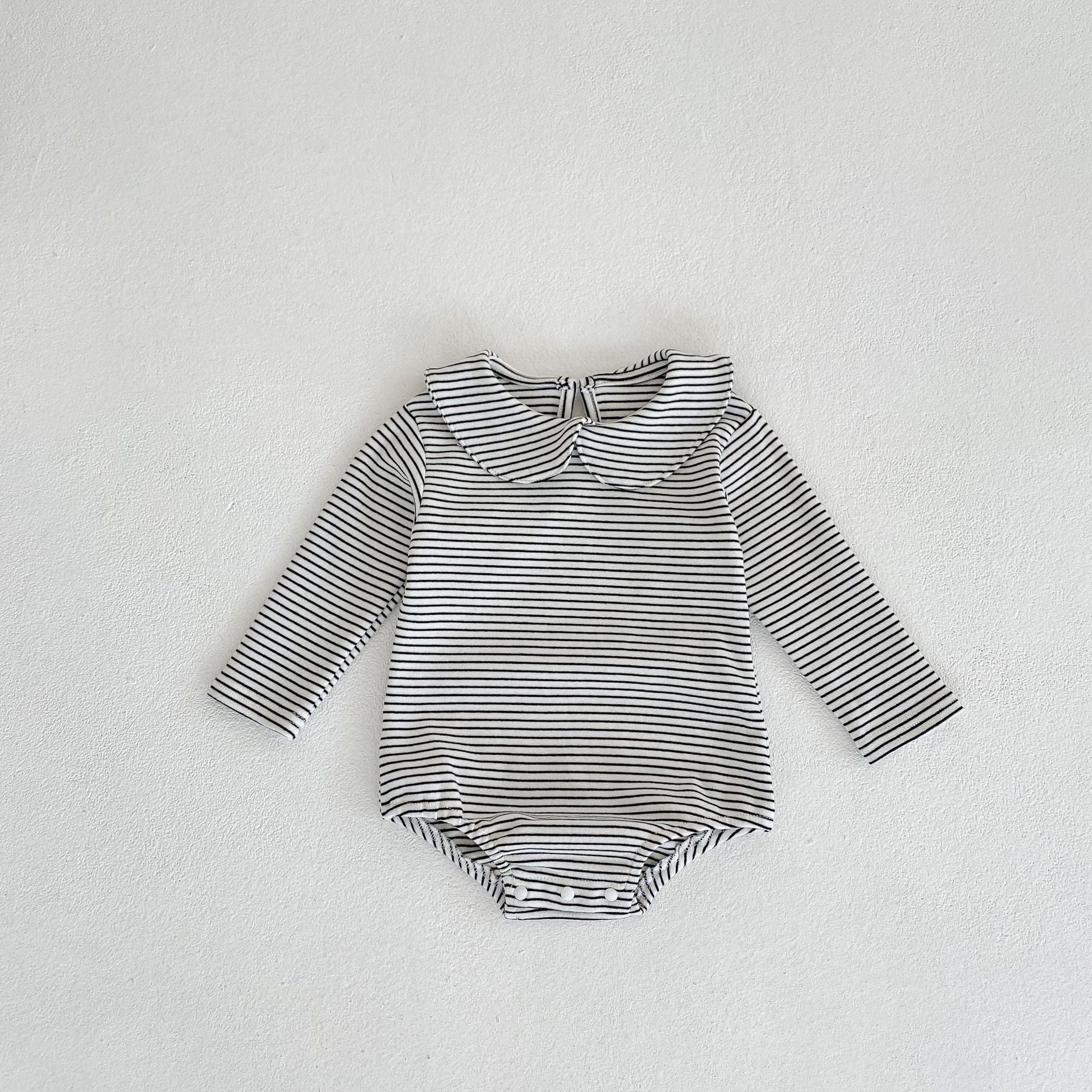 Collier de poupée de petite fille à manches longues