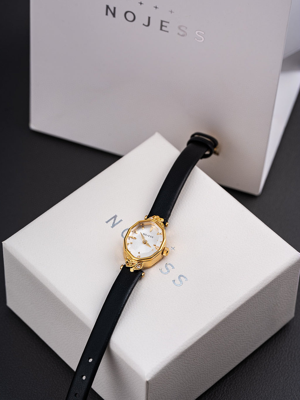 Vieille montre carrée pour les femmes Un design Dainty Mini Square avec un motif de blé