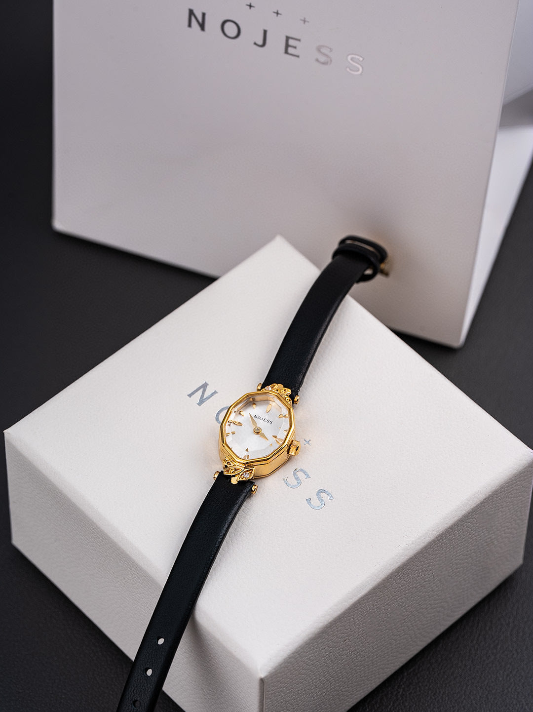 Vieille montre carrée pour les femmes Un design Dainty Mini Square avec un motif de blé