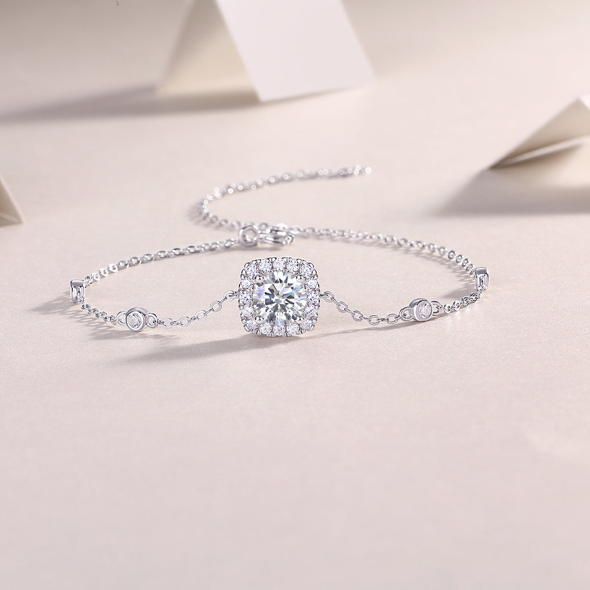 S925 Argent 2.2g 1ct Bracelet en halo moissanite