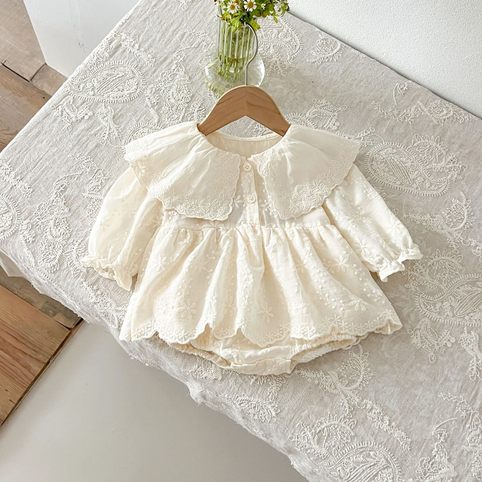 Dentelle brodée Collier Manches longues Maillots de bébé Gown