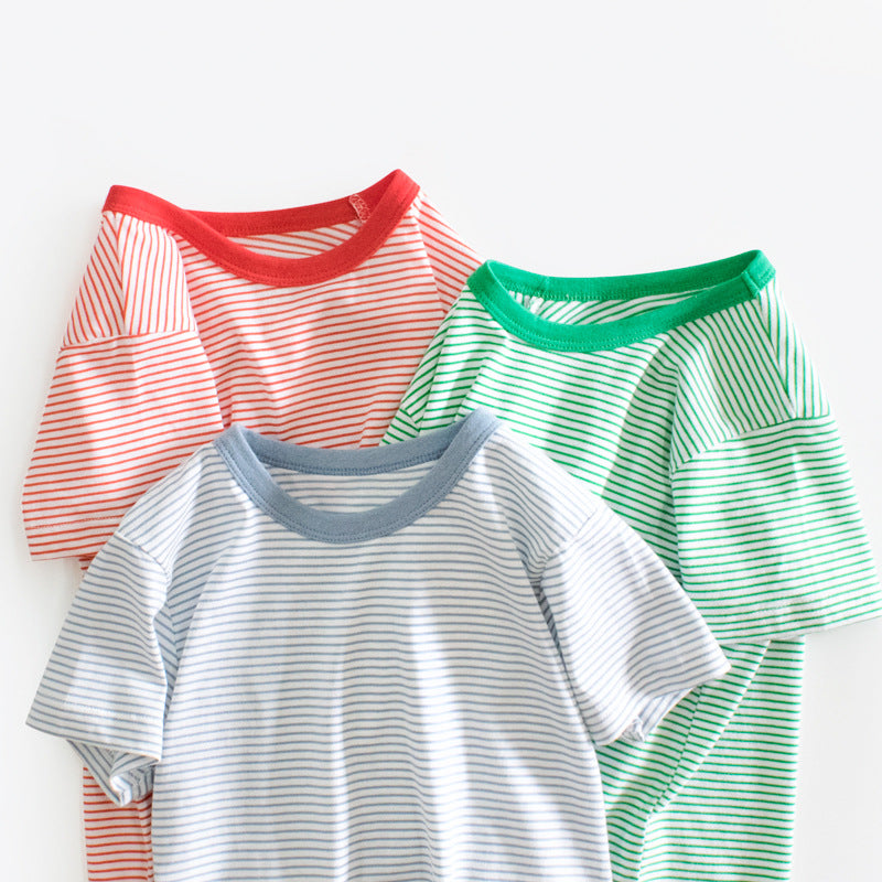 Vêtements de bébé rayés