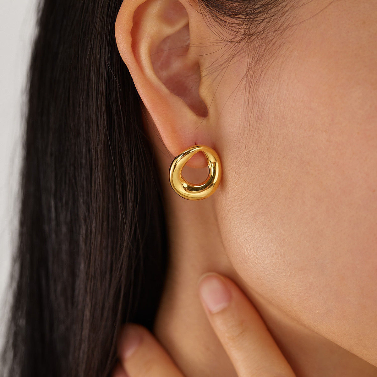 Boucles d'oreilles tendance et accrocheur Une boucle ronde corsée avec électroplaquage