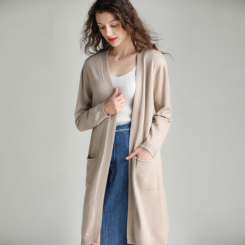 Long manteau de trench en forme de mollet associé à un cardigan tricoté chic