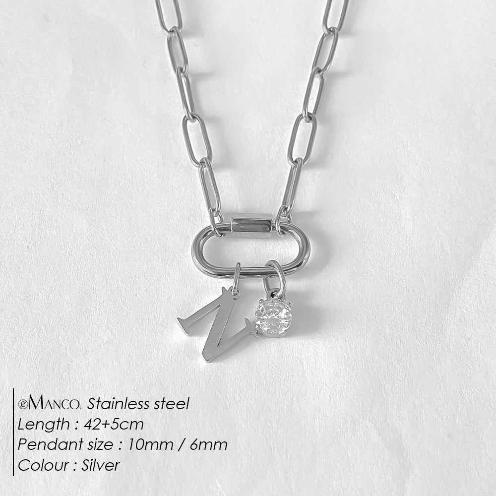 Collier lettre en acier au titane