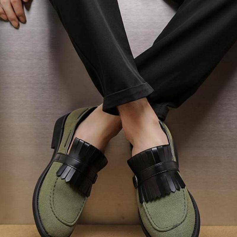 Chaussures de loafer de couleur unie pour hommes avec des accents de déguisement