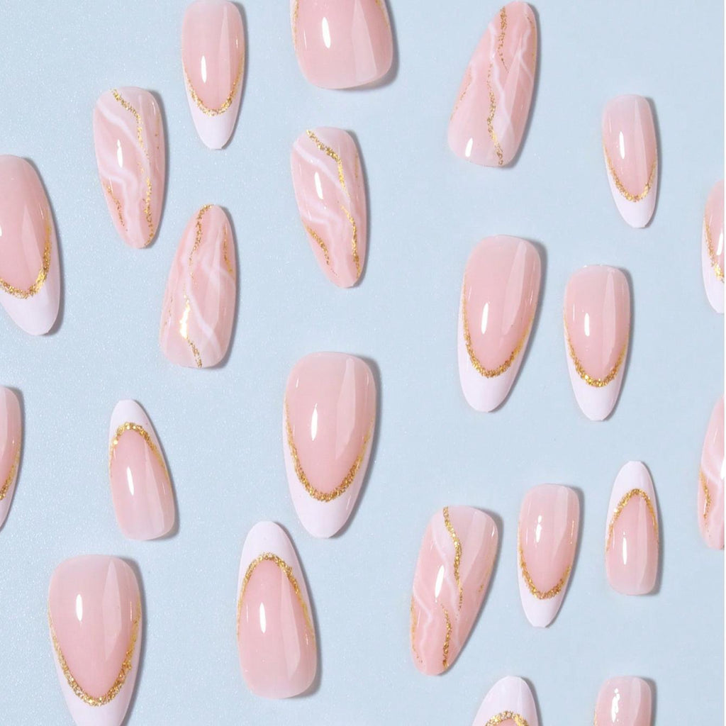 Nails à amandes de style français avec bords blancs et fil d'or prêt à porter