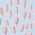 Nails à amandes de style français avec bords blancs et fil d'or prêt à porter