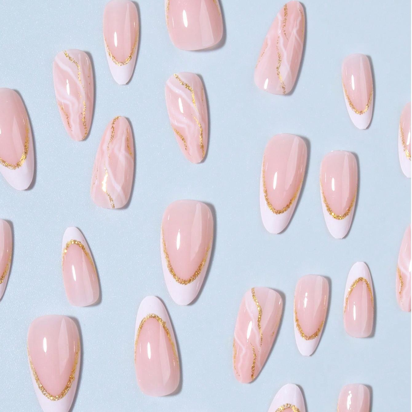 Nails à amandes de style français avec bords blancs et fil d'or prêt à porter