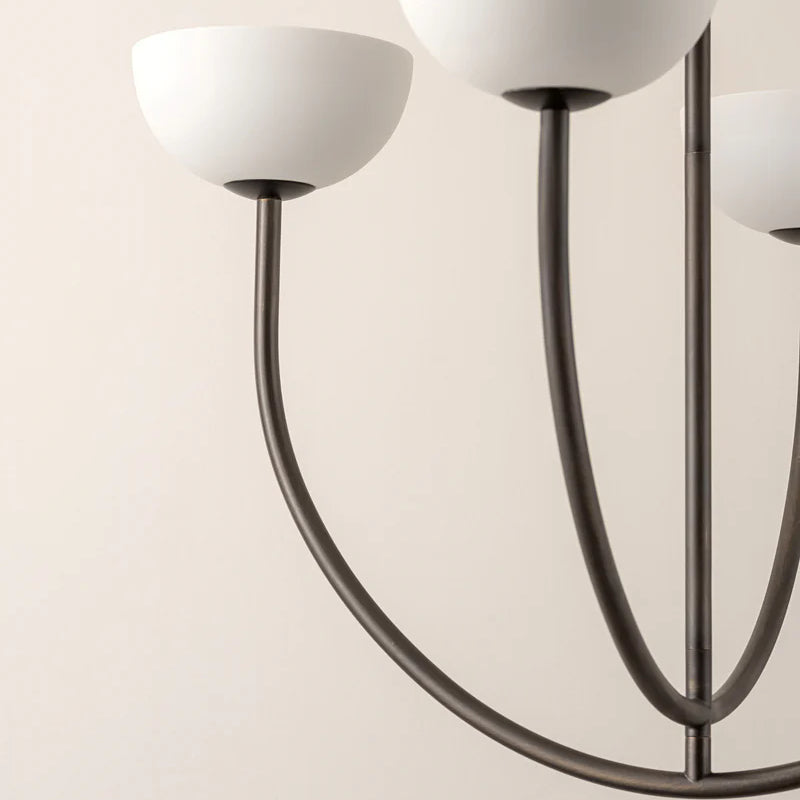 Élégant chandelier haut de gamme avec quatre lampadaires blancs