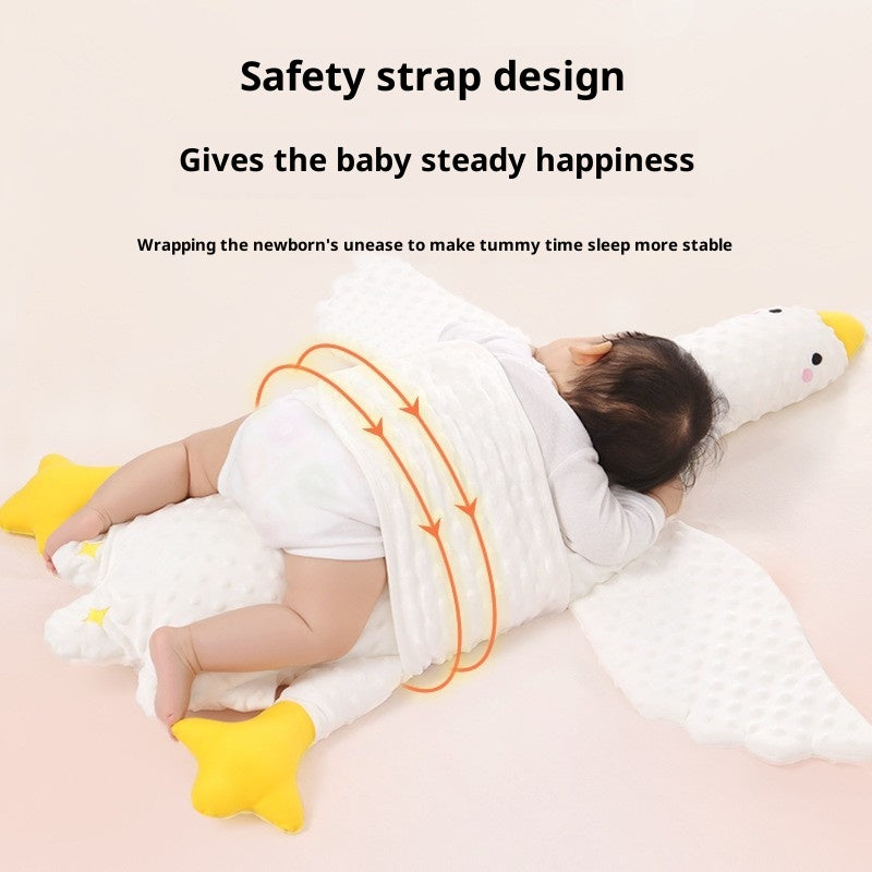 Bébé nouveau-né dormant sur l'oreiller Belly Exhaust