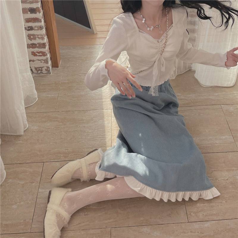 Une femme portant un chandail avec un haut de base