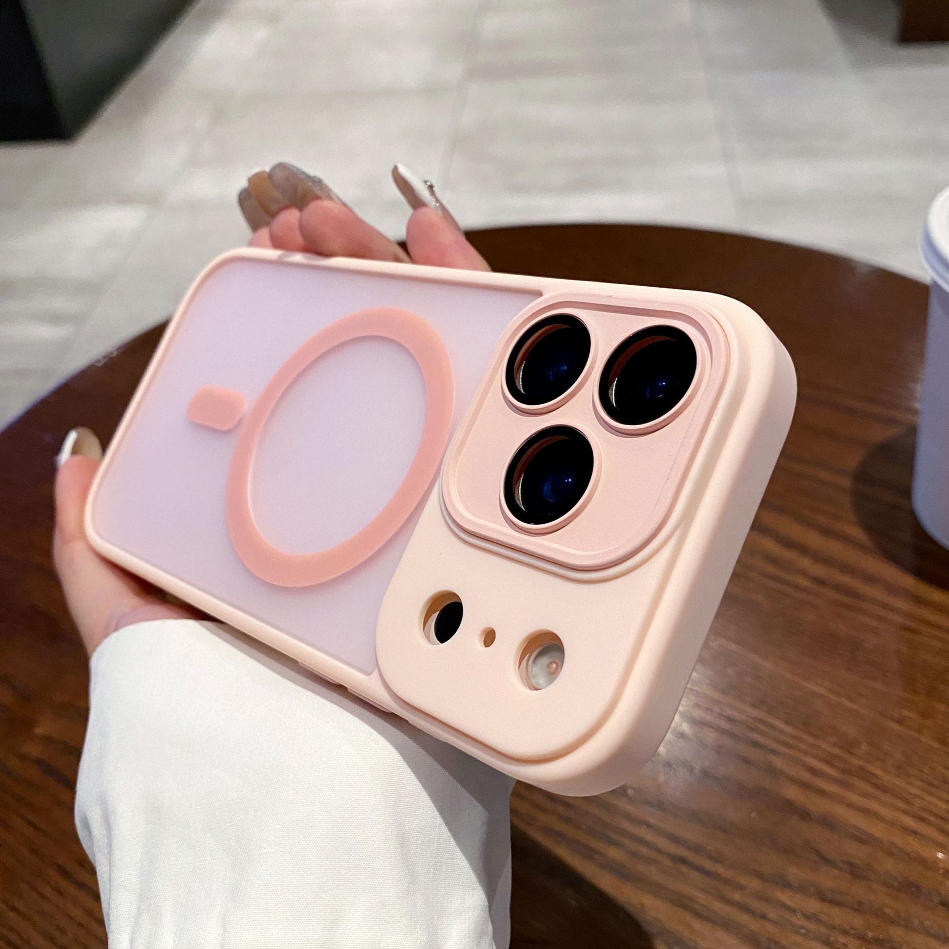 Aspiration magnétique sensible à la peau Étui de téléphone de couverture mat 14 résistant à la chute