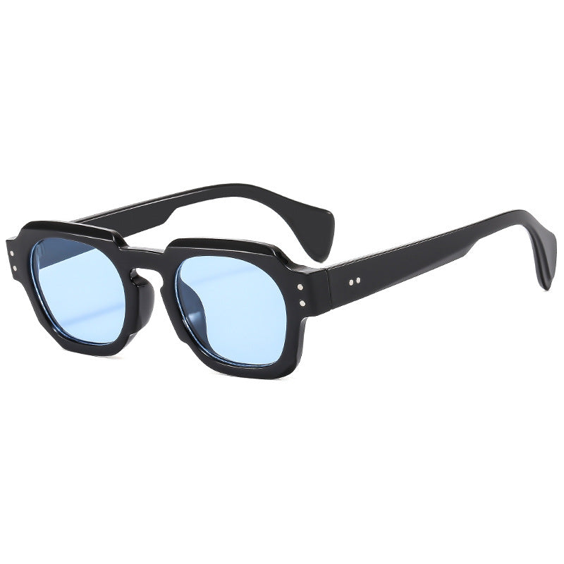 Photographie de rue élégante et moderne avec des lunettes de soleil polygonales irrégulières