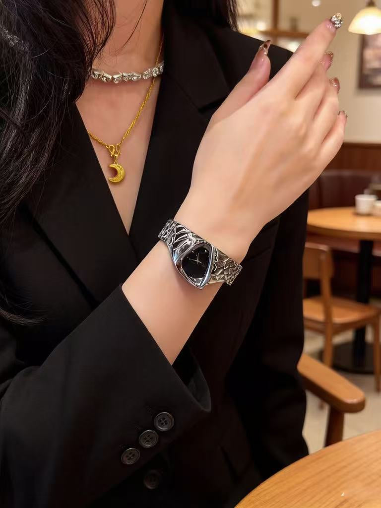 Niche Designer inspire Triangulaire Dragon patterned Irrégulier en forme de Quartz Montre